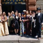uczniowie w strojach z epoki