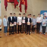 wyróznieni uczniowie na sali gimnastycznej