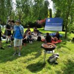uczniowie w czasie grilowania