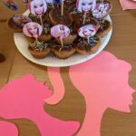 babeczki i kartki w kształcie głowy lalki barbie