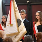 uczniowie pocztu sztandarowego szkoły ze sztandarem