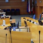 uczniowie siedzący na sali plenarnej UM Dąbrowa Górnicza, biorący udziałw spotkaniu z wiceprezydentem miasta oraz głowną księgową