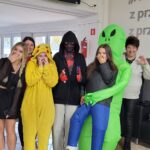 uczniowie w przebraniach Halloweenowych
