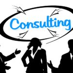 grafika przedstawiająca dwóch mężczyzn i kobietę ubranych w formalne stroje. Na środku napis "consulting"