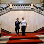 nauczycielki II LO nagrodzone nagrodą MEN pozujące do zdjęcia w holu przy schodach