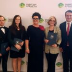 nagrodzeni nauczyciele i dyrekcja szkoły pozujący do zdjęcia z prezydentem i wice prezydentem miasta Dąbrowa Górnicza
