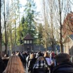 uczniowie podczas zwiedzania muzeum w Oświęcimiu