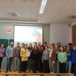 Uczniowie pozujący do zdjęcia grupowego