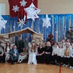 szopka bożonarodzeniowa z przebranymi uczniami