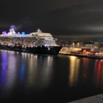 statek wycieczkowy na tle nocnej panoramy portu w Oslo