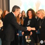 ludzie ściskający sobie dłonie