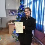 uczennica z dyplomem w dłoniach