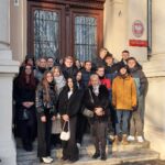 uczniowie pozujący do zdjęcia przed budynkiem sądu