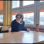 uczennica siedząca w ławce