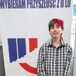 uczennica pozująca na makiecie II LO w Dąbrowie Górniczej