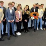 uczniowie pozujący do zdjęcia z prezydentem miasta