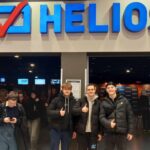 uczniowie przed wejściem do kina Helios