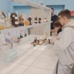 uczniowie sp w odzieży ochronnej podczas zajęć laboratoryjnych
