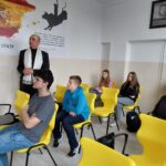 uczniowie podczas zajęć bibliotecznych wraz z prowadzącym