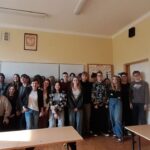 zdjęcie grupowe podczas zajęć bibliotecznych