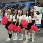 zespół cheerleader podczas targów edukacyjnych