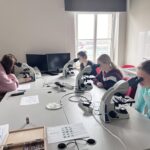 uczniowie podczas zajęć praktycznych przy mikroskopach
