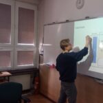 wykładowca pracujący przy tablicy