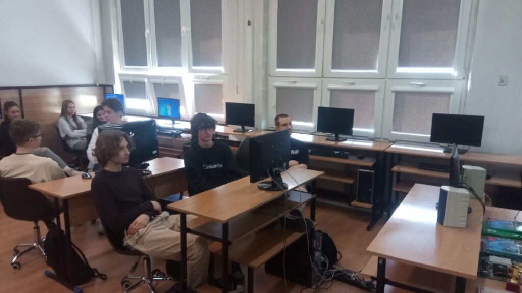 uczniowie na wykładzie w sali komputerowej