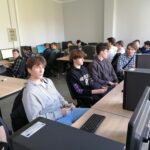 uczniowie podczas wykładu z okazji święta liczby pi w pracowni komputerowej
