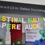 napis w szkolnym holu "festiwal nauki - sapere aude"