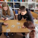 uczniowie grający w grę edukacyjną