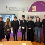 uczniowie z nauczycielami pozujący do zdjęcia