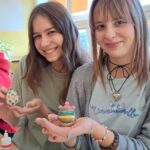 uczennice z własnoręcznie wykonanymi pisankami