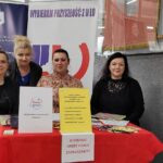 przedstawicielki ohp przy stoisku z ofertami pracy