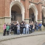 uczniowie pozujący do zdjęcia
