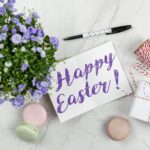 kwiaty, makaroniki,kartka z napisem "Happy Easter"