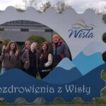 uczniowie pozujący do zdjęcia w ramce z miasta Wisła
