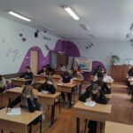 uczniowie piszący test konkursowy