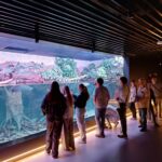 uczniowie podczas zwiedzania egzotarium