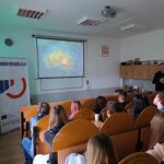 uczniowie podczas wykładu z geografii