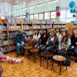 uczniowie podczas zajęć w bibliotece