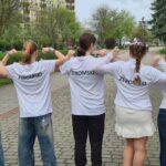 uczennice w koszulkach z napisem "Żeromski"