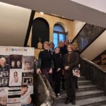 teatromani pozujący do zdjęcia w budynku teatru