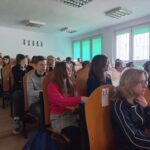 uczniowie piszący konkurs
