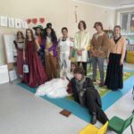 uczniowie szkolnego klubu teatralnego podczas występu w przedszkolu