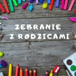 tablica z przyborami szkolnymi z napisem zebranie z rodzicami
