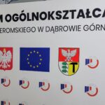 makieta z nazwą szkoły II LO, godłem Polski, flagą UE i herbem miasta Dąbrowa Górnicza