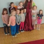 przedszkolaki z uczennicą z koła teatralnego
