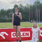 uczennica z medalem na podium