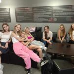 uczennice pozujące do zdjęcia na sofie